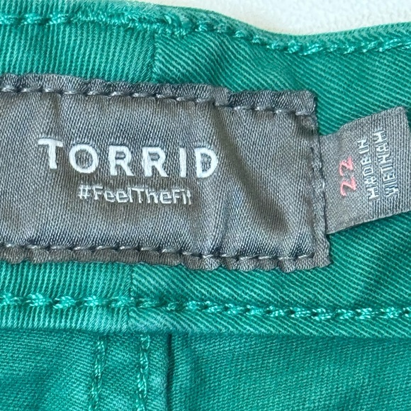 Torrid 3.5 Inch Stretch Twill Mid-Rise Button Fly Short - Picture 11 of 13